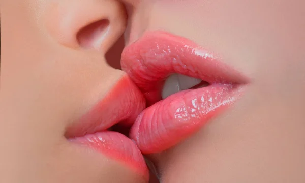 İki lezbiyen arkadaşlar öpüşme. Şehvetli dudakları öper. Tutku ve şehvetli dokunmatik. — Stok fotoğraf