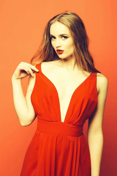 Sexy dívka v červených šatech — Stock fotografie