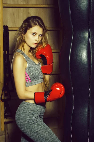 Söt flicka boxare stansning — Stockfoto