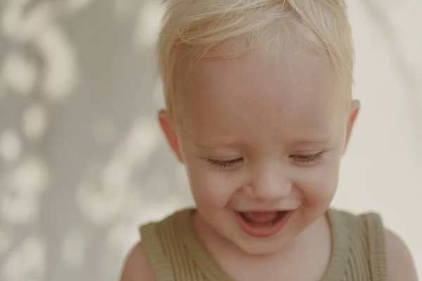 Puro em mente e corpo. Menino feliz sorrindo. Feliz bebé. Criança com um sorriso adorável. Desfrutando da infância feliz. Puro e inocente — Fotografia de Stock