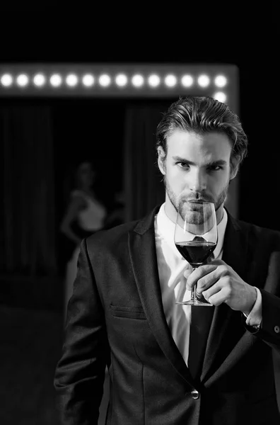 Genç adam ya da iş adamı tutun şarap cam, Toplantı ve rahatla — Stok fotoğraf