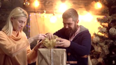 Bir çift yeni yıl partisi hazırlanıyor. Noel ağacının altında sunuyor. Mutlu Noeller ve mutlu yeni yıl. Yeni yıl partisi kutluyor çift.