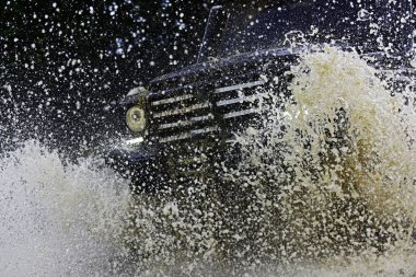 Yol spor kamyondan dağlar manzara arasında. 4 x 4 trekking seyahat. Çamur üzerinde izlemek. 4 x 4 Off-road suv araba. Offroad araba. Safari. Yol macera. Macera Turizmi.