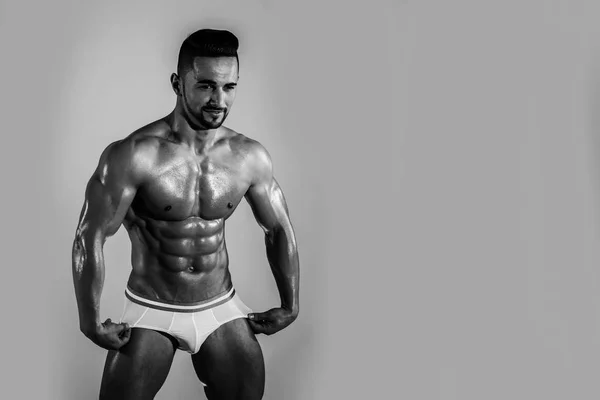 性感的男人，与肌肉发达的身体，在内衣裤子 — 图库照片