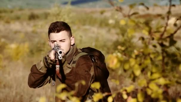 Cerremos la carabina de francotiradores en la caza al aire libre. Gran juego. Licencias de caza. Cazador furtivo con rifle localizando ciervos. Caza ilegal cazador furtivo en el bosque . — Vídeos de Stock