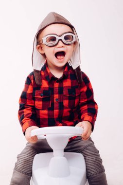 Sadece gerçek bir gibi görünüyor. Küçük yürümeye başlayan çocuk denge ve motor becerileri oluşturur. Küçük bebek anaokulunda oyun keyfini çıkarın. Küçük çocuk oyuncak araba sürmek. Çocuk çocuk oyuncak at binme üzerinde. Çocuk gündüz bakım