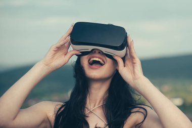 VR-kulaklık gözlük kullanarak deneyim elde kadın. Dijital gelecek ve yenilik. Görsel gerçeklik kavramı. Sanal gerçeklik gözlüklü kadın. Mutlu kız VR kulaklık kullanarak. Bu iyidir