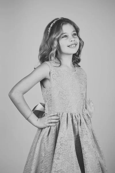 Niña en elegante vestido de glamour, elegancia. niño en vestido de fiesta . — Foto de Stock