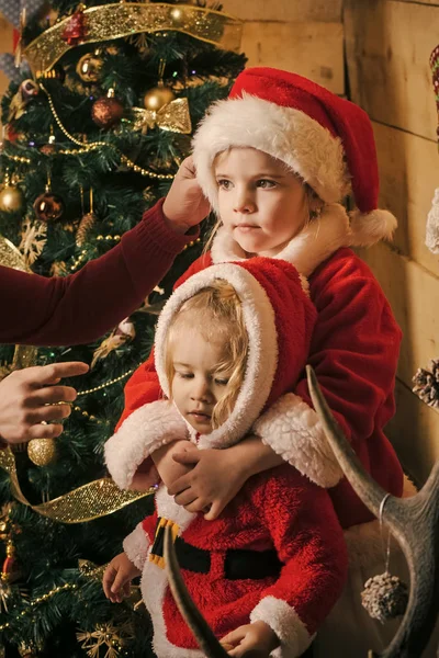 Neues Jahr kleines Mädchen und Junge, Glück. — Stockfoto