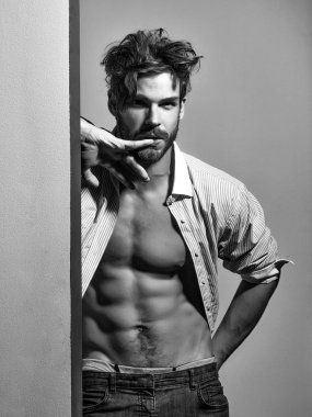 Düşünceli yakışıklı kaslı adam