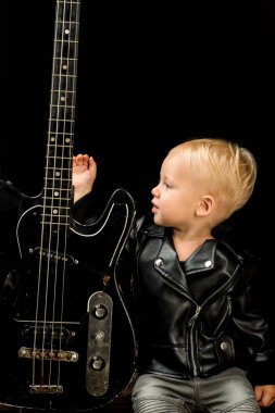 Bazen müzik yeter. Rock and roll müzik sanatçısı. Çok güzel müzik fan. Küçük müzisyen. Küçük rock yıldızı. Çocuk Çocuk gitar ile. Küçük gitarist rock'çı ceketli. Rock tarzı çocuk