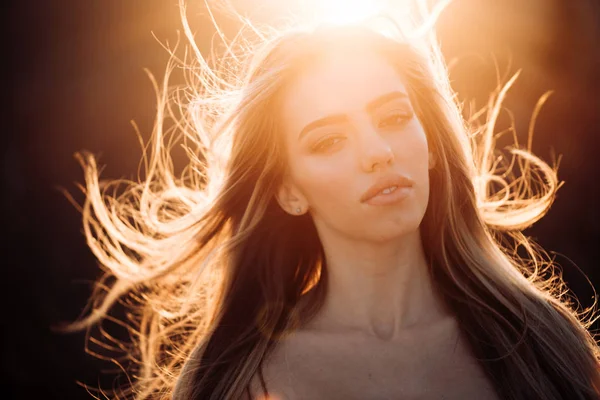 Menina agradável com rosto perfeito. Cosmetologie e conceito de plástico. Produtos naturais para a pele. Pele e cabelo saudáveis, menina de beleza natural . — Fotografia de Stock