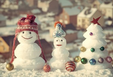 yıldız ve topları ile süslenen Xmas ağacı