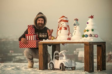 Mutlu bir adam holding mevcut kutuları