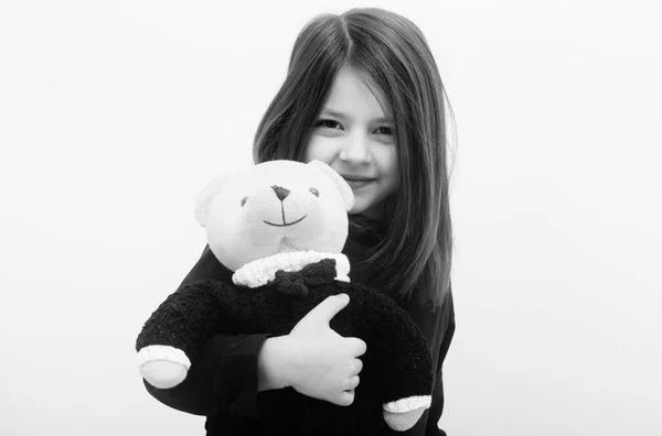 Joyeux fille mignonne étreignant mignon, jouet ours en peluche — Photo