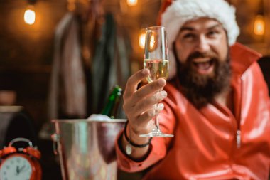 Yakışıklı Noel Noel Baba. Şampanya ile parti mutlu insanlar. Mutlu Noeller ve mutlu yeni yıl. Merry christmas diliyoruz.