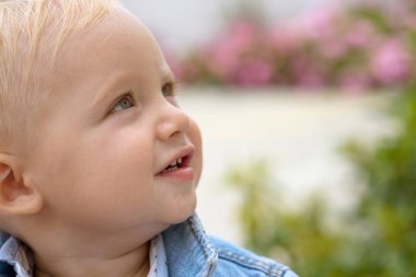 Çocuklara kendi büyüme aşamalarında erken yardım. Duygusal ve fiziksel büyüme. Erkek bebek. Küçük bebek kreş üzerinde. Küçük bebek oyun açık. Çocuk Sağlığı ve büyüme iyileştirilmesi. Çocuk sağlık