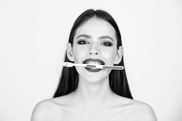 Mädchen mit Zahnspange und Bürste, hat modisches Make-up — Stockfoto