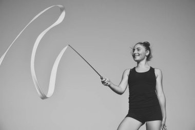 Kız mavi gökyüzü arka plan üzerinde egzersiz.