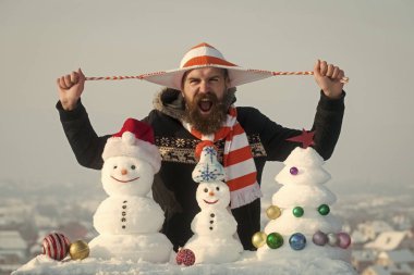 Kardan adam ve kar xmas ağacı üzerinde mavi gökyüzü