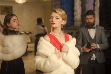 İnsanlar arasında kürk manto, kıskançlık, ihanet, lüks.