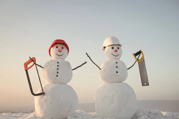 Construtor de boneco de neve no inverno no capacete . — Fotografia de Stock