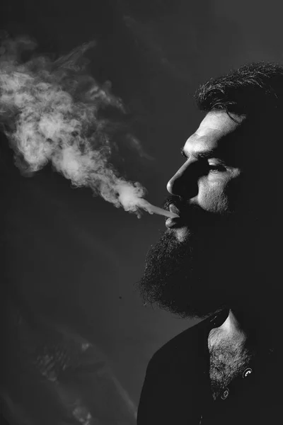 Homme barbu avec fumée — Photo