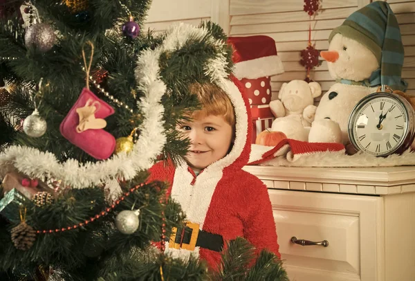 圣诞老人装饰圣诞树.. — 图库照片