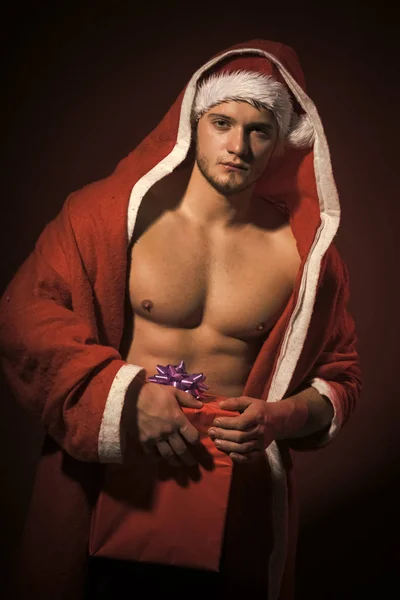 Santa con cuerpo muscular en capa roja . — Foto de Stock