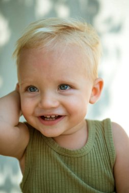 Hayatında saf sevinç mutlu olduğun zaman. Çok güzel gülümseme ile küçük bir çocuk. Çocuk mutlu gülümseyerek bebeğim. Mutlu bebek. Mutlu çocukluk zevk. Saf ve masum