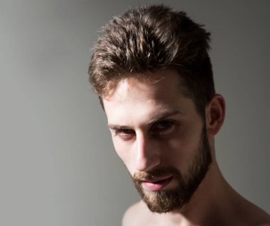 Onun Kuaför saç kesimi hakkını alır. Sakallı adam Kuaför sakal ihtiyacı var. Sabah uyandırma sonra adam. Kişisel bakım ve sabah rutin. Erkek saç bakım. Kuaför Salonu, kopya alanı