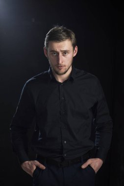 Şık ve rahat. Moda olan adam. Moda giyim şık yakışıklı adam. Beyaz genç adam. Moda modeli