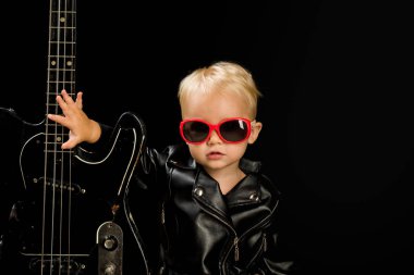 Müzik herkes için. Sevimli küçük müzik fan. Küçük müzisyen. Küçük rock yıldızı. Çocuk Çocuk gitar ile. Küçük gitarist rock'çı ceketli. Rock tarzı çocuk. Rock and roll müzik sanatçısı