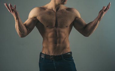 Kas stil mans. Adam altı bohça abs. Kas gövde ile güçlü adam. Adam ile anabolik hormon kas gücü artar. Spor ve fitness. Anabolik steroidler ile kas büyüme uyarıcı