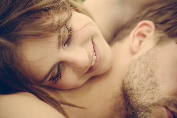 Liefde en tederheid. De dag van Valentijnskaarten. Romantische paar omarmen. Datum van mooie paar. Leuke man en vrouw dateren. Wordt in de liefde. Nooit saai. Gelukkig. — Stockfoto