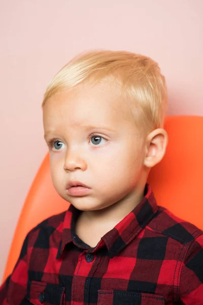 Hij is schattig. Ontwikkeling van de vroege kinderjaren. Schattig kind jongen. Klein jongetje met schattig gezicht. Klein kind. Peuter leeftijd. Zorgeloze kindertijd. Verhoging van gezonde kind — Stockfoto