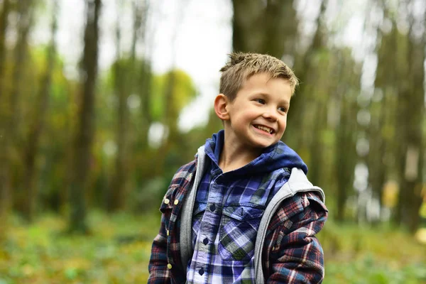 Ludique et animé. Garçon ludique. Petit garçon avec un sourire ludique. Petit enfant d'humeur ludique. Jouer parce que son plaisir — Photo