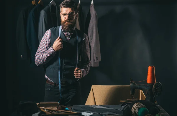 Día de trabajo ocupado. Código de vestimenta de negocios. Hecho a mano. tienda de trajes y sala de exposición de moda. Mecanización de costura. taller de sastrería retro y moderno. Hombre barbudo sastrería chaqueta de coser. Confiado en su elección —  Fotos de Stock