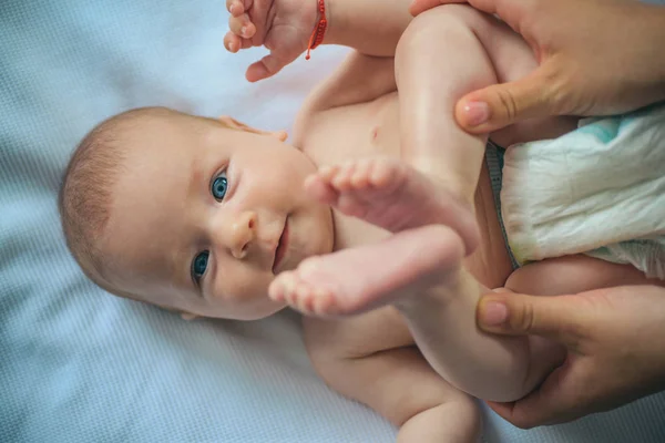 Φροντίδα νεογέννητου μωρού. Κινητική δραστηριότητα για το μωρό. Ανάπτυξη κινητικών δεξιοτήτων από κάθεται και να στέκεται να τρώει και να αντιληφθεί. Ενθαρρύνει την μυϊκή δύναμη και το συντονισμό με δραστηριότητα παιχνιδιού. Υγειονομική περίθαλψη για τα νεογέννητα — Φωτογραφία Αρχείου