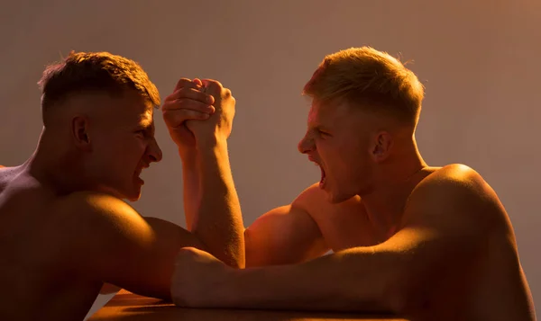 El enfoque en la fuerza. Gemelos compitiendo hasta la victoria. Gemelos competidores brazo de lucha libre. Los hombres competidores tratan de ganar la victoria o la venganza. Habilidades de fuerza. Venganza en el deporte — Foto de Stock