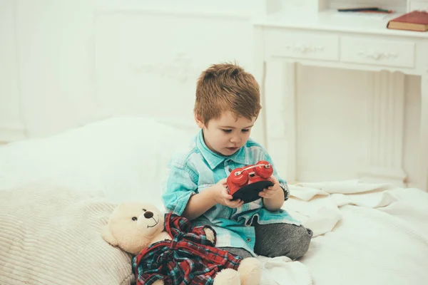 Barn spela leksaker. liten pojke spela hemma. lycklig barndom. Vård och utveckling. lycklig familj barnens dag. Liten pojke leker med björnen. På stil. Familjetraditioner. Bästa vänner. Paternal ledighet — Stockfoto