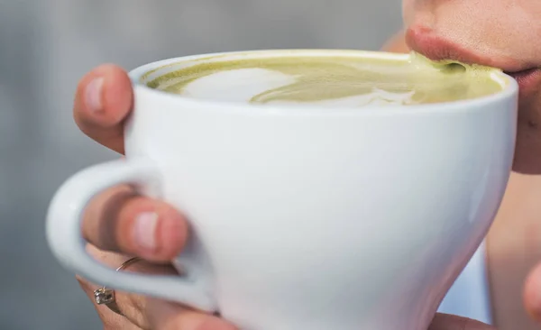 Matcha latte theeceremonie van meisje. vrouw drinken Japanse thee vanaf cup. perfecte ochtend met groene koffie. vrouw ontspannen in café en drinken. Genieten van de mooie ochtend. Ontspannen thuis. Vroeg in de ochtend — Stockfoto
