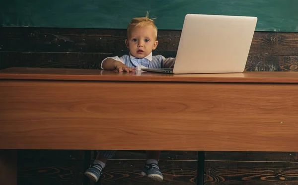 Adorable niño pequeño aprender conocimientos de informática en el aula de la escuela. Prueba de conocimiento. Saber cómo — Foto de Stock