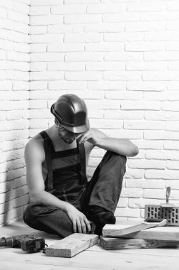 Seksi kaslı erkek yapıcı.