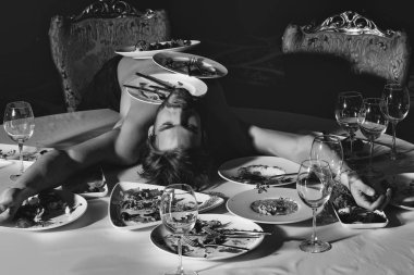 Masanın üzerinde yatan yakışıklı adam