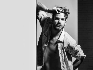 Sarı saçlı yakışıklı adam dokunur