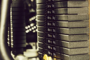 Siyah metalik veya demir tabak