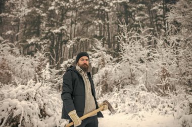 Adam oduncu balta ile termal ceketli.