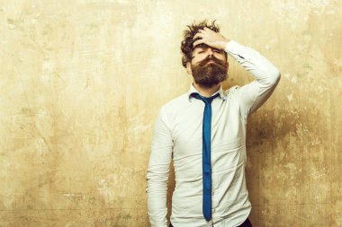 adam ya da ciddi bir yüz üzerinde uzun sakallı hippi