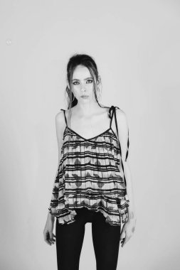 Glamour makyaj ve saç ile kız.